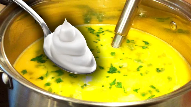 Ce să adaugi în ciorbă în loc de smântână. Ingredientul secret care îi dă un gust deosebit, iese delicioasă și cu puține calorii