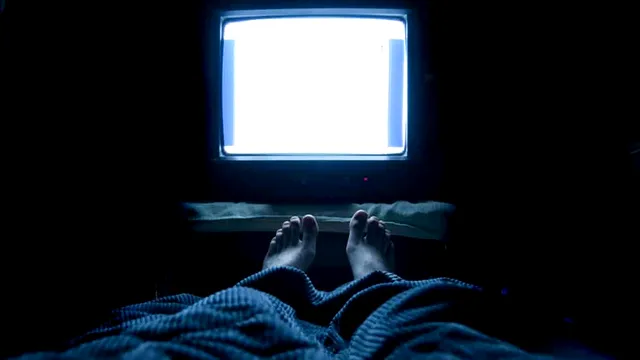 Nu mai dormi cu televizorul aprins. 5 motive care te vor panica, puțini știu