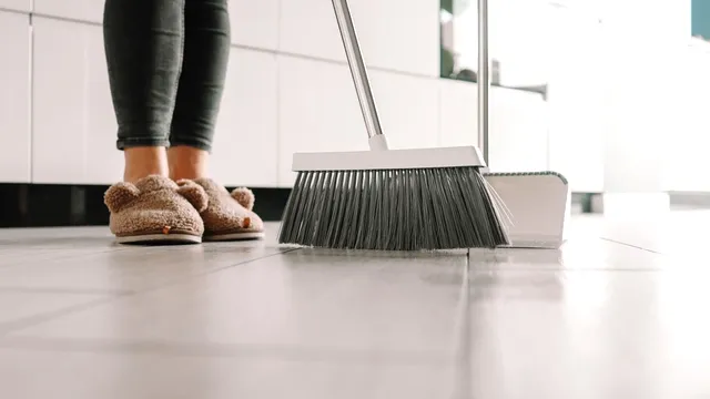 De ce să nu mături niciodată înspre ușile din casă. Greșeala uriașă pe care o fac multe gospodine