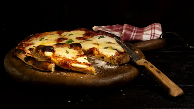 Greșeala pe care o faci de foarte mult timp. Asta se întâmplă dacă nu ții pizza în frigider