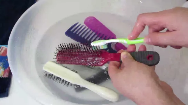 Uită de soluțiile din comerț. Amestecul simplu care curăță rapid peria de păr. Ai nevoie de doar două ingrediente din bucătărie