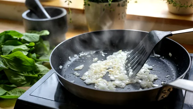 Ingredientul secret pe care să-l presari peste ceapă când o călești. Așa iese aurie și dă gust bun mâncării