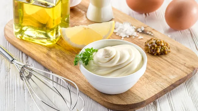 Secretul pentru cea mai bună maioneză de casă. Ingredientul care o face fină și pufoasă, cu această rețetă nu dai greș