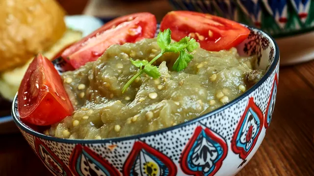 Nu mai pune ulei în salata de vinete. Ce trebuie să adaugi de fapt pentru un gust deosebit, ingredientul care o face cremoasă și ușoară