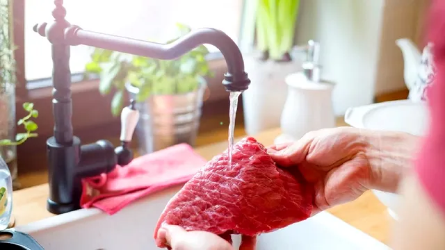Nu mai spăla carnea înainte de a o găti. Bucătarii cu experiență desființează acest obicei al gospodinelor