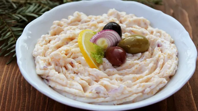 Trucul pentru ca salata de icre să nu se taie. Ce greșeală trebuie să eviți neapărat, secretul gospodinelor iscusite pentru un gust perfect
