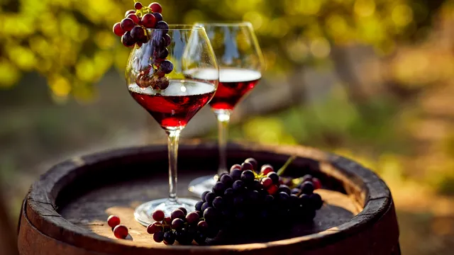 Sărbători, tradiții și superstiții în luna august. Ziua în care nu e bine să bei vin roșu sau să mănânci fructe rotunde