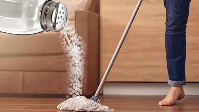 Secretul pe care doar gospodinele adevărate îl știu. De ce să torni sare peste mop, de fapt. Efectul e nebănuit