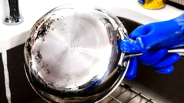 Uită de detergentul de vase. Cu ce se curăță oalele din inox arse, de fapt. Așa le redai strălucirea de altădată