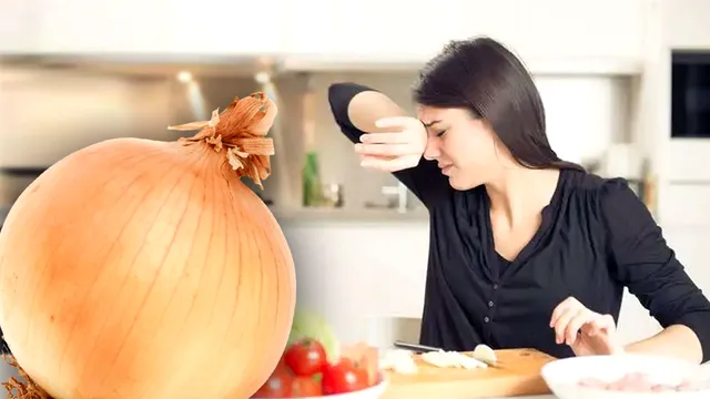 Cum să tai ceapa fără să plângi. Trucul simplu care te scapă de lacrimi