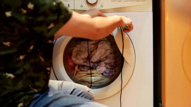 Ce trebuie să faci dacă ușa mașinii de spălat s-a blocat. Așa scoți rufele rapid