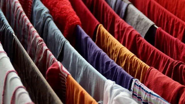 Hainele miros urât după ce le-ai spălat? Această metodă ingenioasă rezolvă rapid problema
