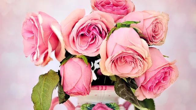 Ce să adaugi în apa trandafirilor din vază, ca să reziste mai mult. Ingredientul la care nu te-ai fi așteptat face minuni cu florile tale
