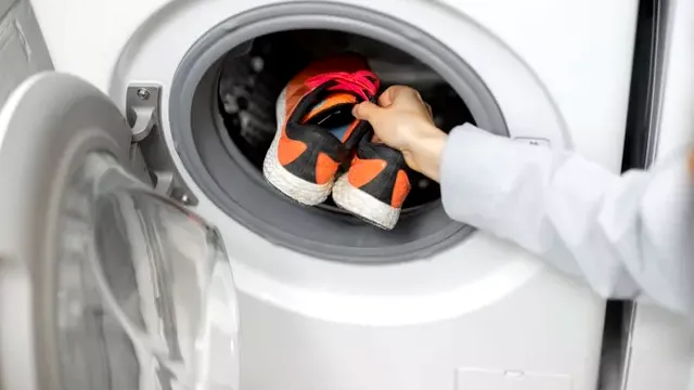 La ce temperatură se spală, de fapt, adidașii fără a-i deteriora. Greșeala pe care mulți o fac