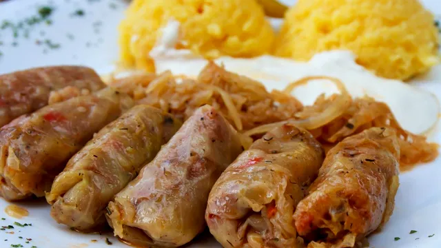 Când se pune bulionul la sarmale, de fapt. Secretul care îi dă tot gustul bun și delicios