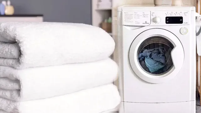 Ce să adaugi în apa cu care speli prosoapele albe pentru a arăta impecabil. Elimină instant petele și le face să arate ca noi