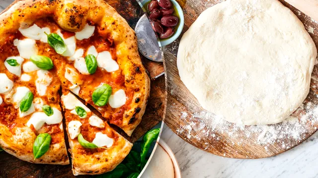 Ce să presari neapărat peste aluatul de pizza după ce îl întinzi. E secretul italienilor, asa iese crocant și gustos