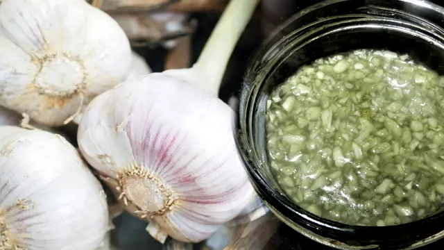 Cu ce să amesteci mujdeiul ca să fie mai bun și delicios. Ingredientul din grădina bunicii schimbă tot gustul