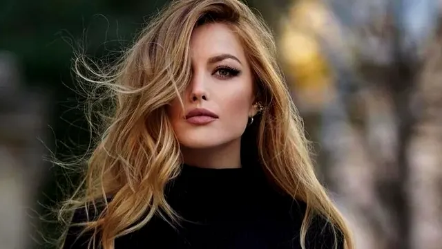 Elena Gheorghe, așa cum nu ai văzut-o niciodată. S-a descălțat și ce a urmat e senzațional. Rochia i-a jucat feste