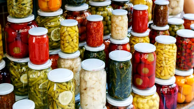 Ce trebuie să adaugi neapărat în butoiul cu murături. Ingredientul special care le ajută să nu se înmoaie