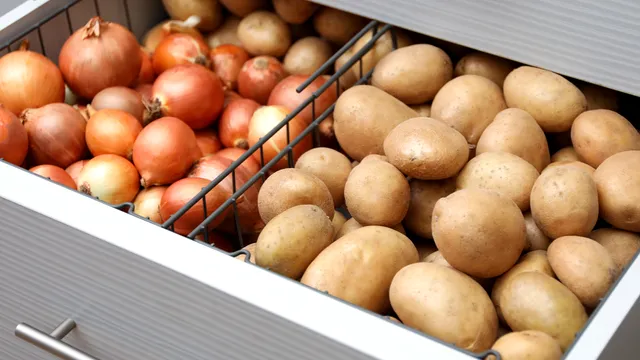 Nu mai ține ceapa lângă cartofi. Mulți români le depozitează greșit, de ce nu e recomandat să faci asta