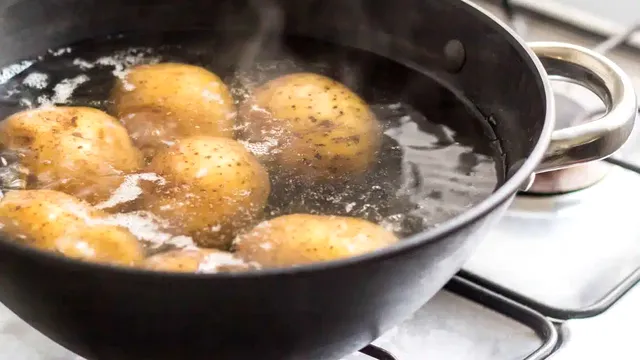 Ce să torni în apă când fierbi cartofii. Ingredientul secret cu efect extraordinar asupra texturii lor