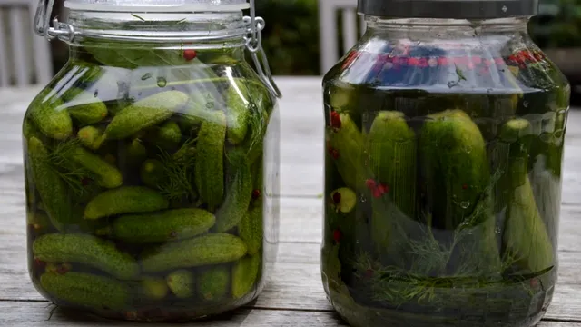 Secretul celor mai buni castraveți murați pentru salata de boeuf. În ce trebuie înveliți ca să aibă un gust special