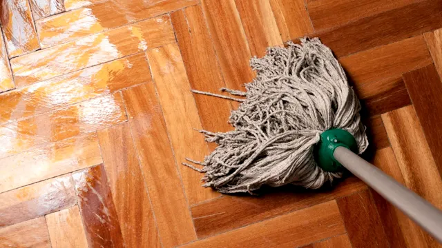 Ce să adaugi în apa cu care speli parchetul din casă. Va străluci de curățenie cu acest truc banal