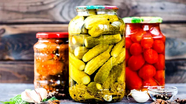În ce să învelești borcanele cu murături ca să reziste perfect la iarnă. Trucul din bătrâni care nu dă greș
