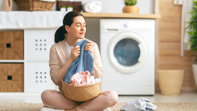 Ai uitat rufele în mașina de spălat? Ce trebuie să faci ca să nu miroasă a mucegai, metoda simplă