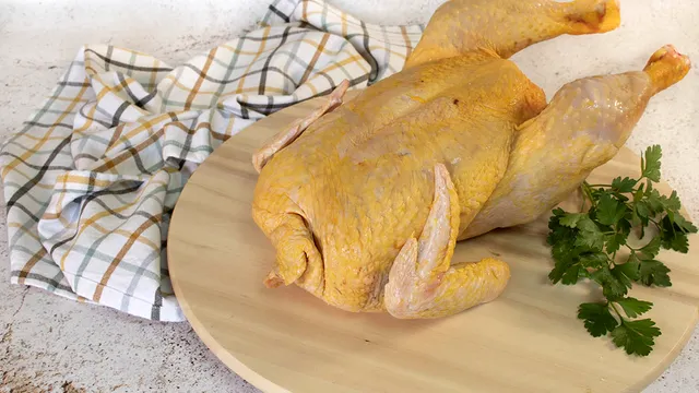 Cu ce să stropești carnea de găină de țară înainte să o pui la fiert. Așa va ieși fragedă, se va desface fâșii