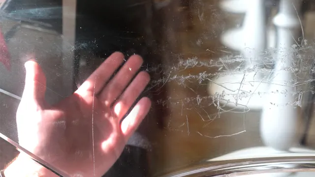Cum să îndepărtezi zgârieturile de pe masa de sticlă și oglindă. Metoda simplă care funcționează de minune