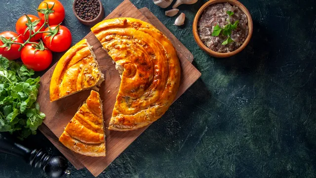 Cum se face plăcinta cu carne. Ce ce să ungi foile pentru a fi crocantă la exterior și pufoasă în interior