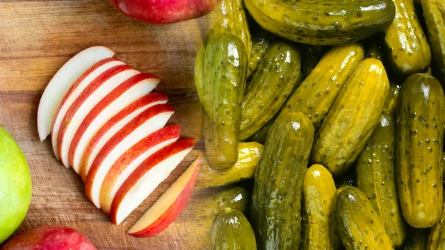 De ce să pui felii de măr la murături. Secretul care le transformă într-un deliciu, doar așa vei proceda