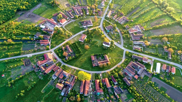 Cum arată singurul sat rotund din România. Turiștii sunt fascinați de peisaje și forma caselor