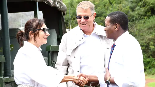 Ce ținută de lux a purtat Carmen Iohannis la safari în Kenya. Doar încălțările și cureaua valorează o mică avere FOTO
