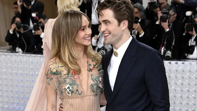 Cine este Suki Waterhouse, iubita lui Robert Pattinson. Actorul din Twilight și aleasa lui vor deveni părinți