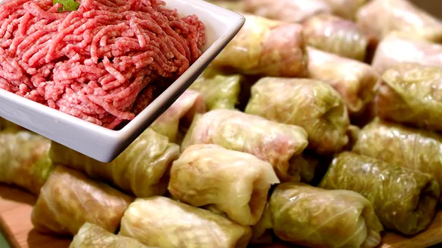 Cu ce să amesteci carnea tocată pentru sarmale. Ingredientul marilor bucătari care le face mult mai gustoase, se topesc în gură