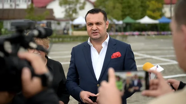 Cum arată vărul lui Cătălin Cherecheș. Seamănă sau nu? Primarul condamnat din Baia Mare a reușit să plece din țară cu actele rudei sale