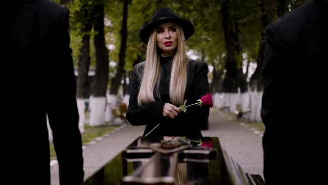 Anamaria Prodan cântă Soarele Meu la o înmormântare, în ultimul videoclip al lui Theo Rose. Mesaj către Reghe? “Ti-am dat bani, ți-am luat mașină” VIDEO