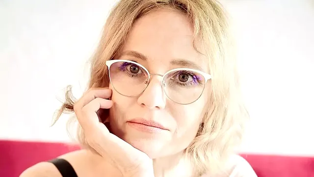 Nu mi-e rușine să pun poza asta cu mine”. Lia Bugnar, de-o frumusețe rară în tinerețe. Cum arăta fosta iubită a lui Anghel Damian în costum de baie