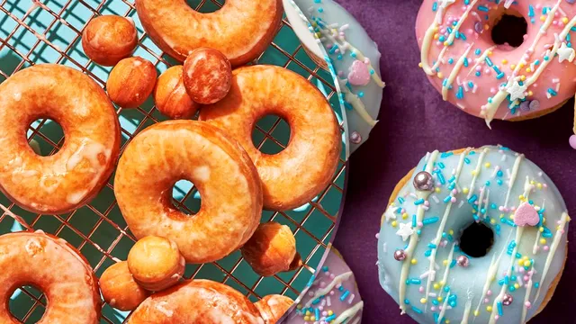 Rețetă gogoși simple ca la gogoșerie. Ce ingrediente să adaugi pentru a ieși pufoase și delicioase