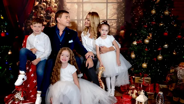 Vedetele din România, în ținute festive de Crăciun. Cum au apărut Andreea Marin, Andreea Bălan, Valentina Pelinel și Daniela Crudu, alături de familiile lor