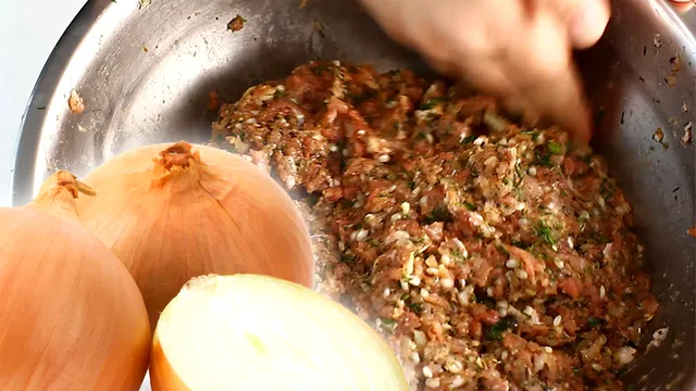Câtă ceapă se pune la 1 kilogram de carne pentru sarmale. Secretul pentru a ieși super gustoase pentru masa de Crăciun