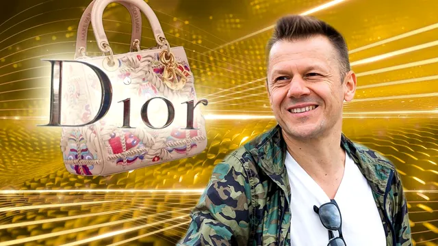 Cum arată geanta Dior făcută de artistul român Mircea Cantor. Ce proverb românesc are inscripționată pe ea