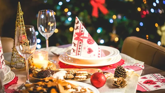 Cum să decorezi masa de Crăciun ca să arate spectaculos. 5 idei pentru un decor elegant