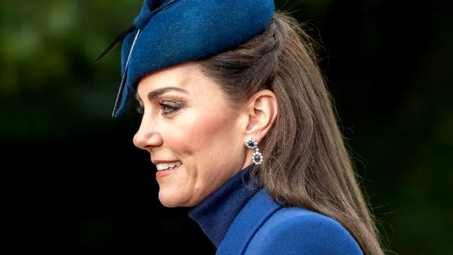 Kate Middleton, superbă la slujba de Crăciun într-un palton albastru. De ce a ales această culoare, de fapt. Copiii s-au asortat cu ea FOTO