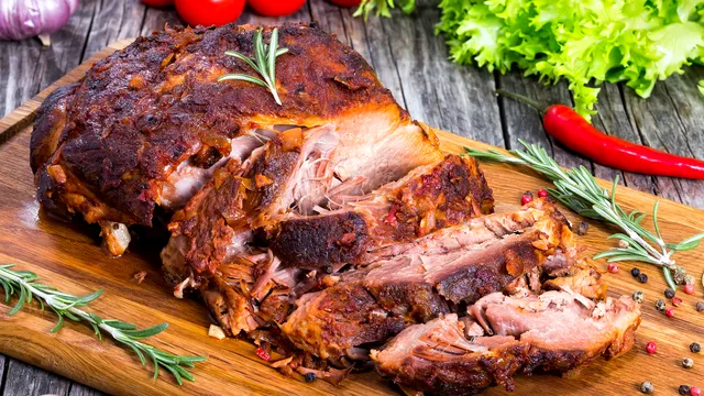 Cum faci cea mai fragedă friptură de porc la cuptor. Ce trebuie să adaugi de fapt în ea. Trucuri pentru a ieși suculentă și gustoasă