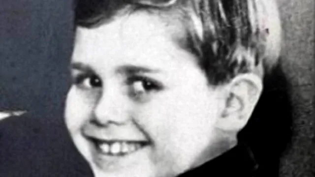 Îl recunoști? Băiețelul din imagine a devenit o mare vedetă. Apare și în pozele cu Prințesa Diana, nu este Regele Charles