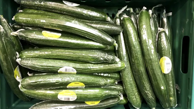 De ce castraveții sunt ambalați în folie de plastic? Detaliul care te va alarma